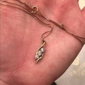 10k gold necklace with 3 diamonds in center